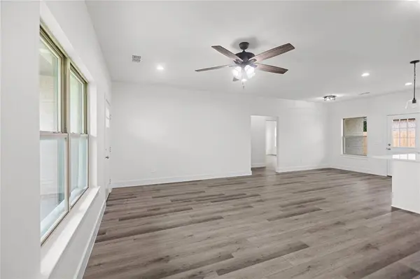209 W Bonham Street, Tom Bean, TX 75489