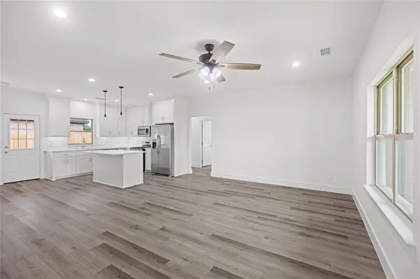 209 W Bonham Street, Tom Bean, TX 75489