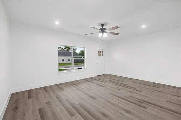 209 W Bonham Street, Tom Bean, TX 75489