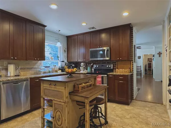 707 Canyon RD, Wetumpka, AL 36093