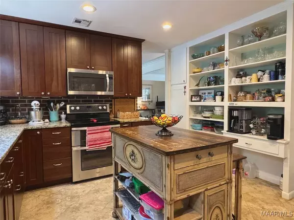 707 Canyon RD, Wetumpka, AL 36093