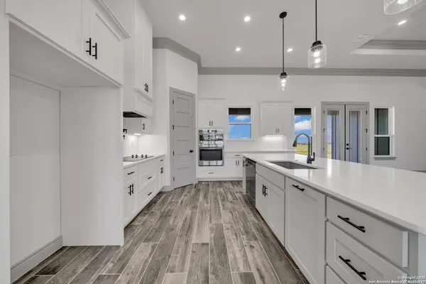 111 Sunset Dr, La Vernia, TX 78121