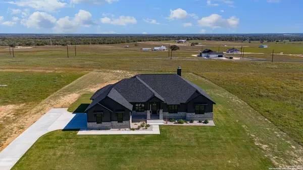 111 Sunset Dr, La Vernia, TX 78121