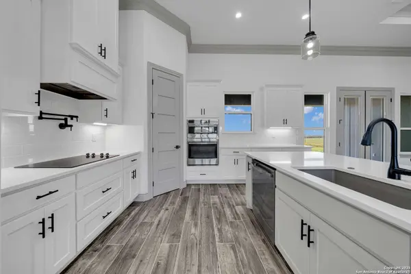 111 Sunset Dr, La Vernia, TX 78121