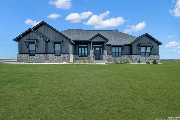111 Sunset Dr, La Vernia, TX 78121