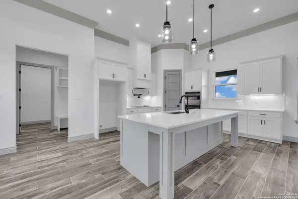 111 Sunset Dr, La Vernia, TX 78121