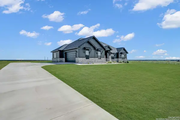 111 Sunset Dr, La Vernia, TX 78121
