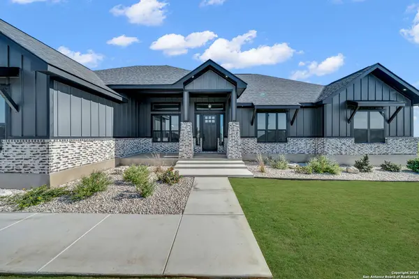 111 Sunset Dr, La Vernia, TX 78121
