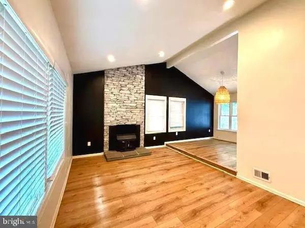 132 E MEADOWLAND LN, Sterling, VA 20164