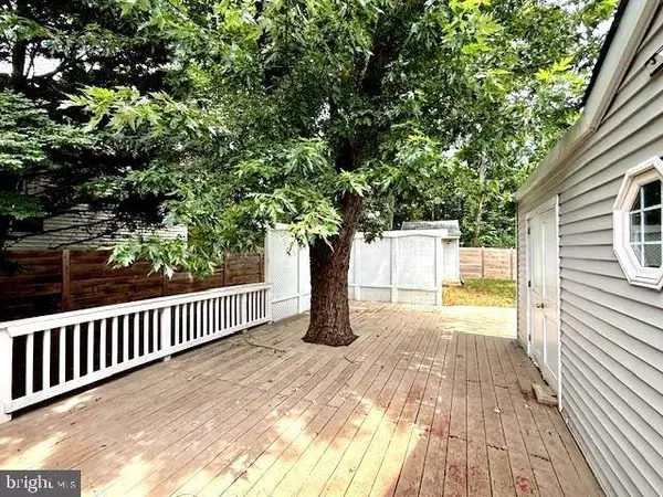 132 E MEADOWLAND LN, Sterling, VA 20164