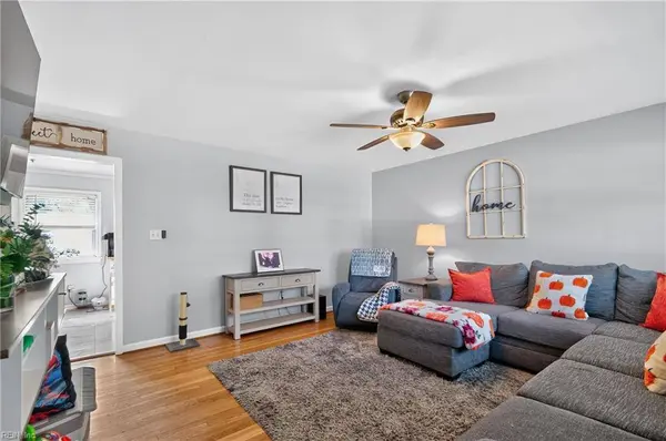 6 Holiday DR, Hampton, VA 23669