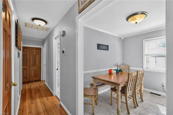 6 Holiday DR, Hampton, VA 23669