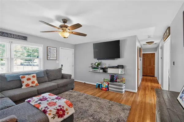 6 Holiday DR, Hampton, VA 23669