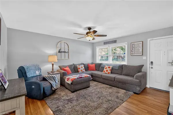 6 Holiday DR, Hampton, VA 23669