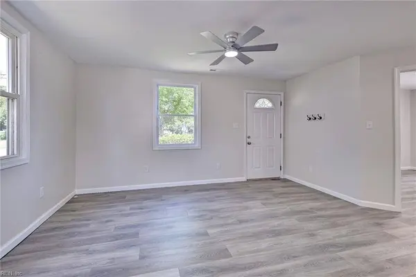 27 Crestwood CIR, Hampton, VA 23669