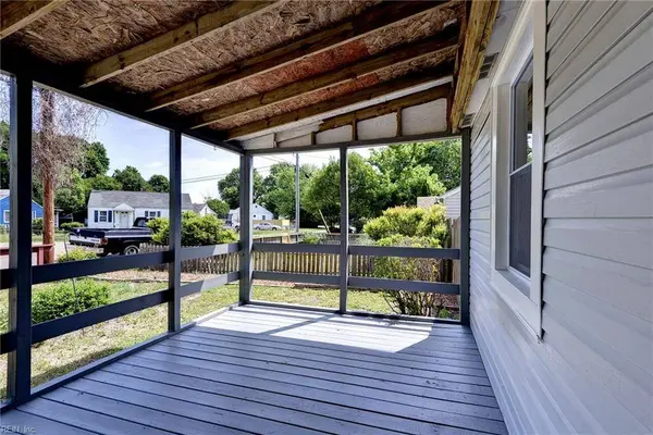 27 Crestwood CIR, Hampton, VA 23669