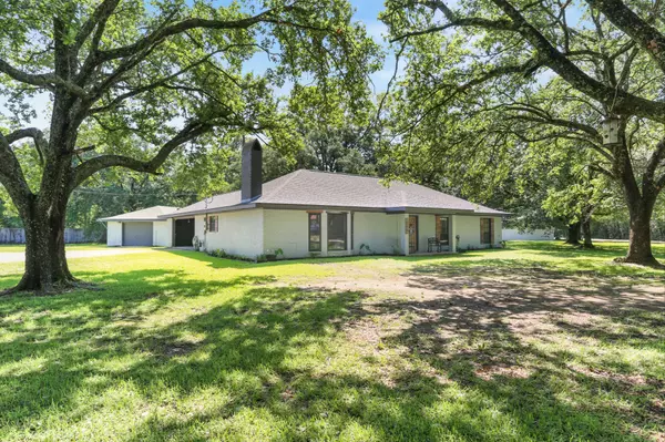Spacious Acre Living in Ponchatoula | 39590 Dutch Lane