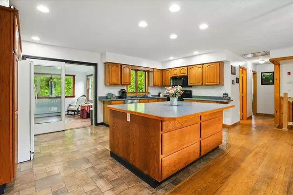 138 Lane RD, Mechanic Falls, ME 04256