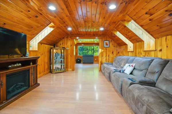 138 Lane RD, Mechanic Falls, ME 04256