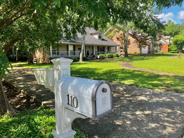 110 Merianne Dr., Hattiesburg, MS 39402