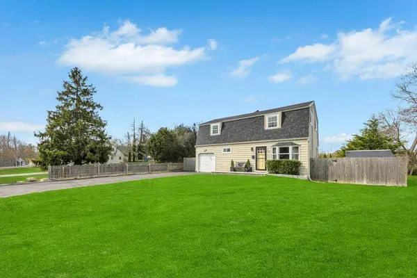 52 Thorburn AVE, Patchogue, NY 11772