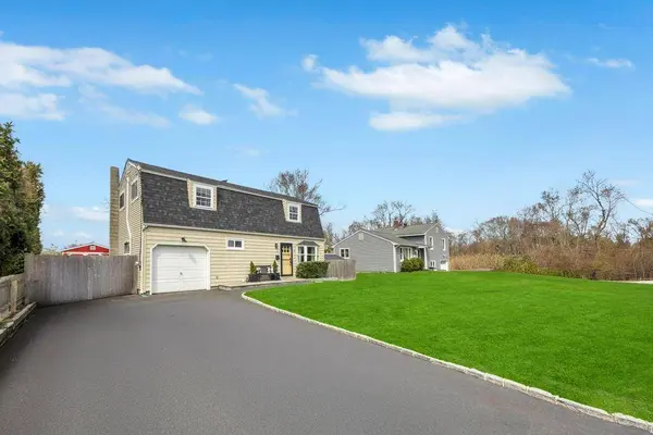 52 Thorburn AVE, Patchogue, NY 11772