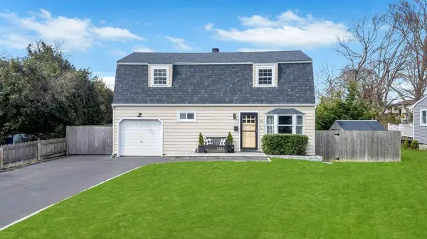 52 Thorburn AVE, Patchogue, NY 11772