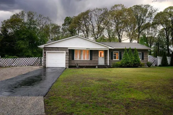 11 Hyde LN, Coram, NY 11727