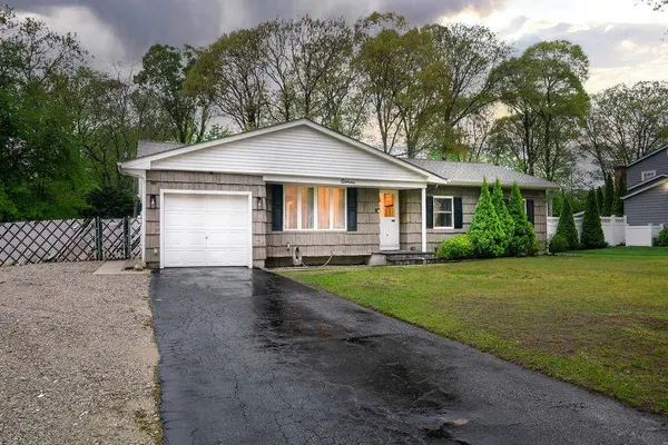 11 Hyde LN, Coram, NY 11727