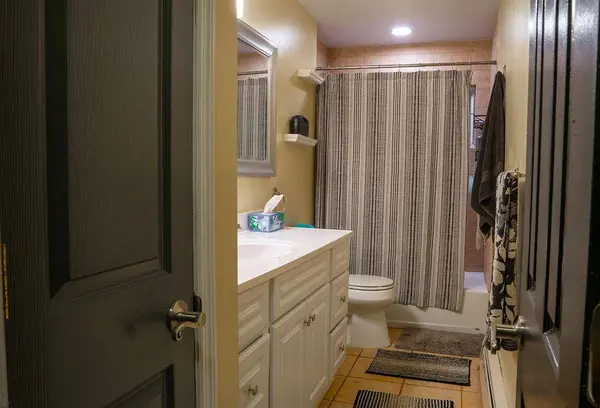 11 Hyde LN, Coram, NY 11727