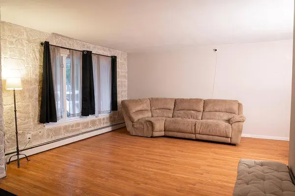 11 Hyde LN, Coram, NY 11727