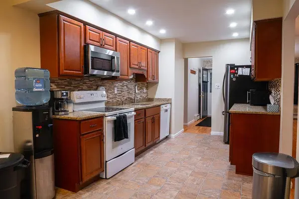 11 Hyde LN, Coram, NY 11727