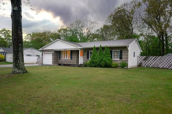 11 Hyde LN, Coram, NY 11727