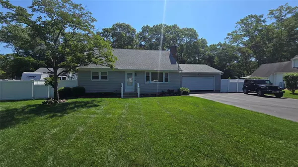 52 Timber DR, Calverton, NY 11933