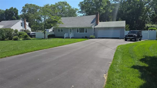 52 Timber DR, Calverton, NY 11933