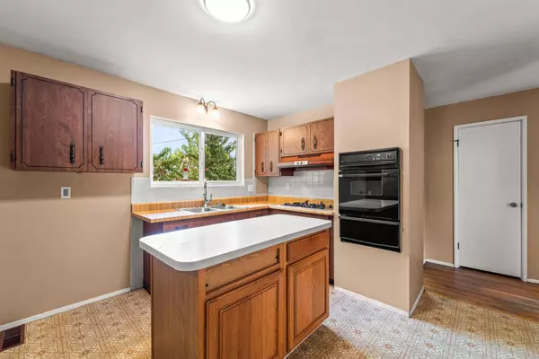 1270 Bobolink DR, Florissant, MO 63031