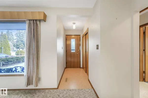 10324 42 ST NW, Edmonton, AB T6A 1T5