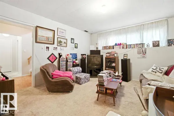 14936 81 ST NW, Edmonton, AB T5P 1P5