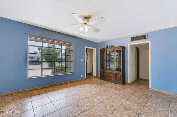 2040 E WHITTON Avenue, Phoenix, AZ 85016