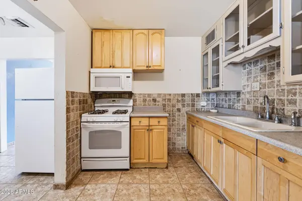 2040 E WHITTON Avenue, Phoenix, AZ 85016