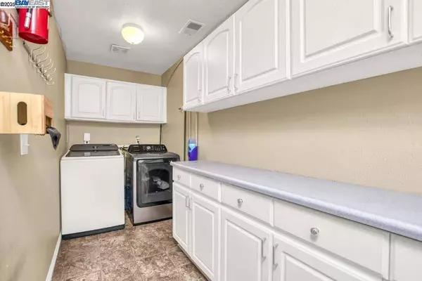 806 Robert L Smith Dr, Tracy, CA 95376