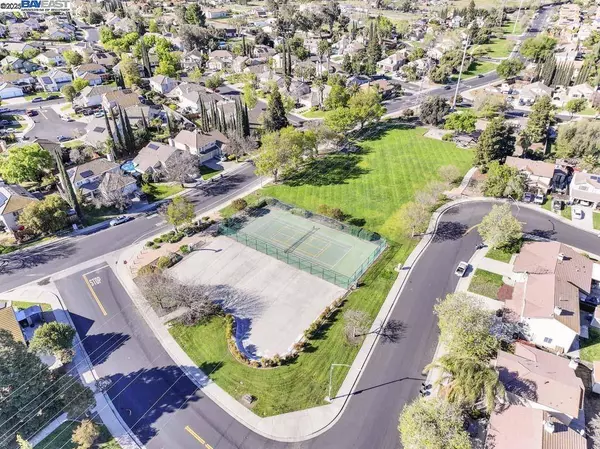 806 Robert L Smith Dr, Tracy, CA 95376