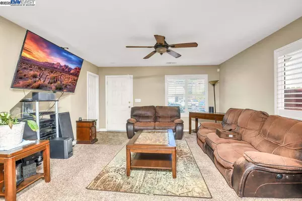 806 Robert L Smith Dr, Tracy, CA 95376