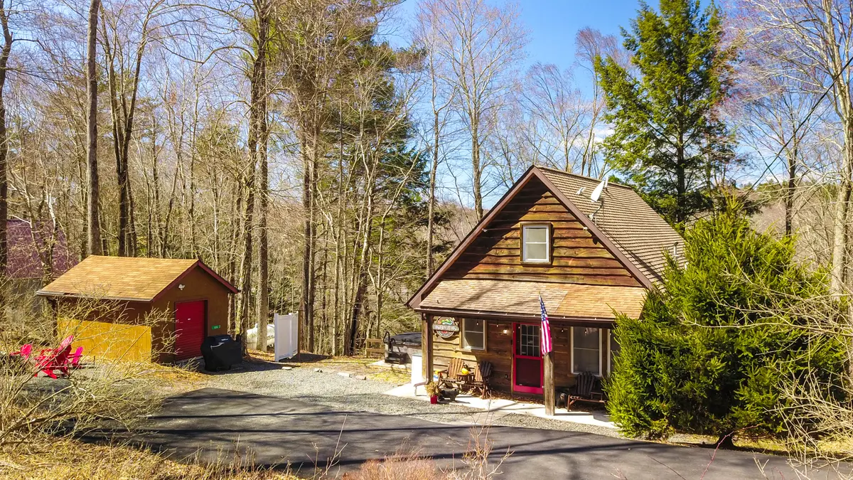 126 Lenape Dr, Pocono Lake, PA 18347-8164