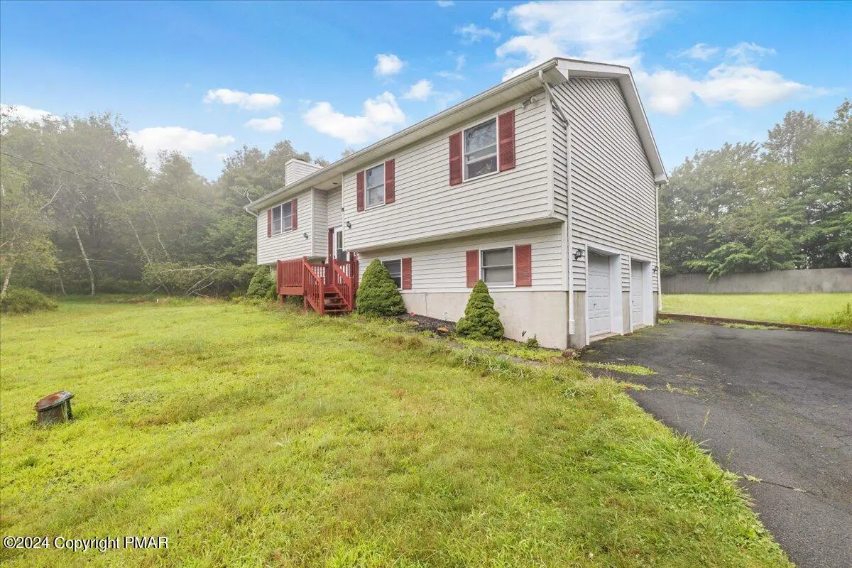 2083 Sun Valley Dr, Blakeslee, PA 18610-2134