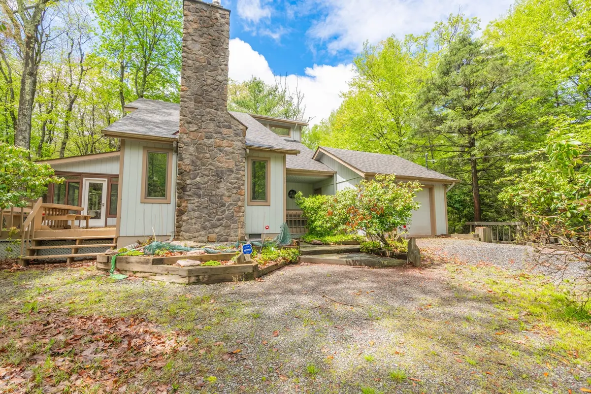 65 Maplewood Rd, Lake Harmony, PA 18624