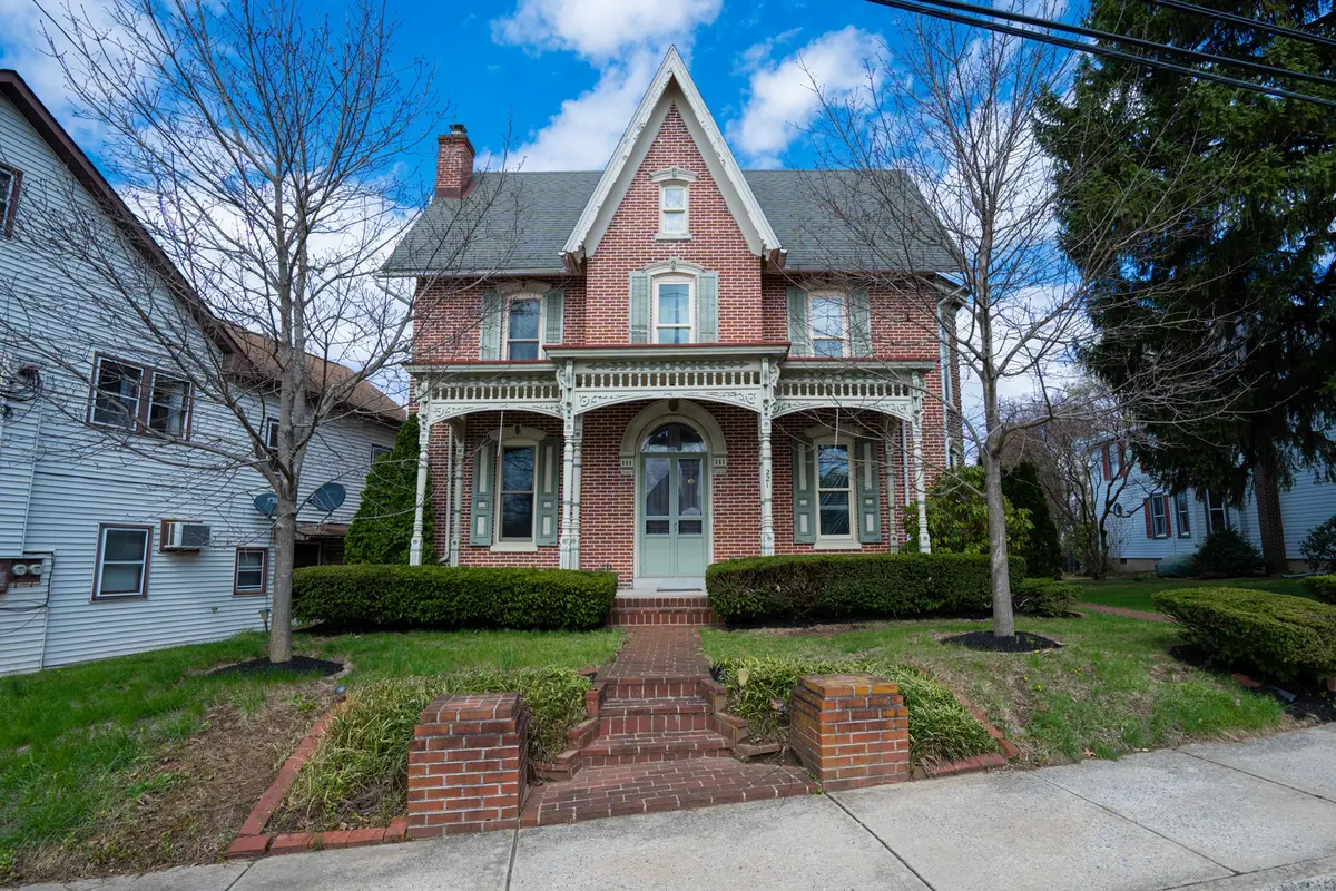 221 Franklin St, Alburtis, PA 18011-5009