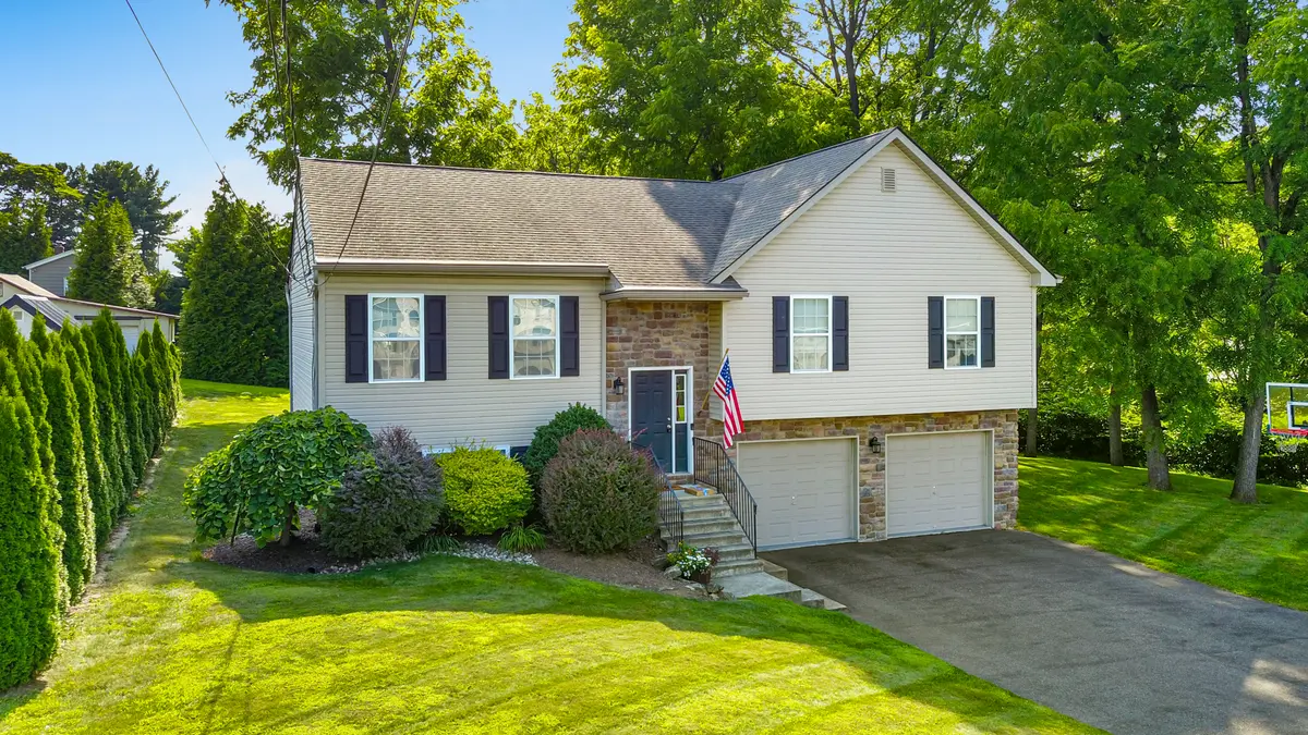 700 Oakwood St, Palmer Twp, PA 18045-5231
