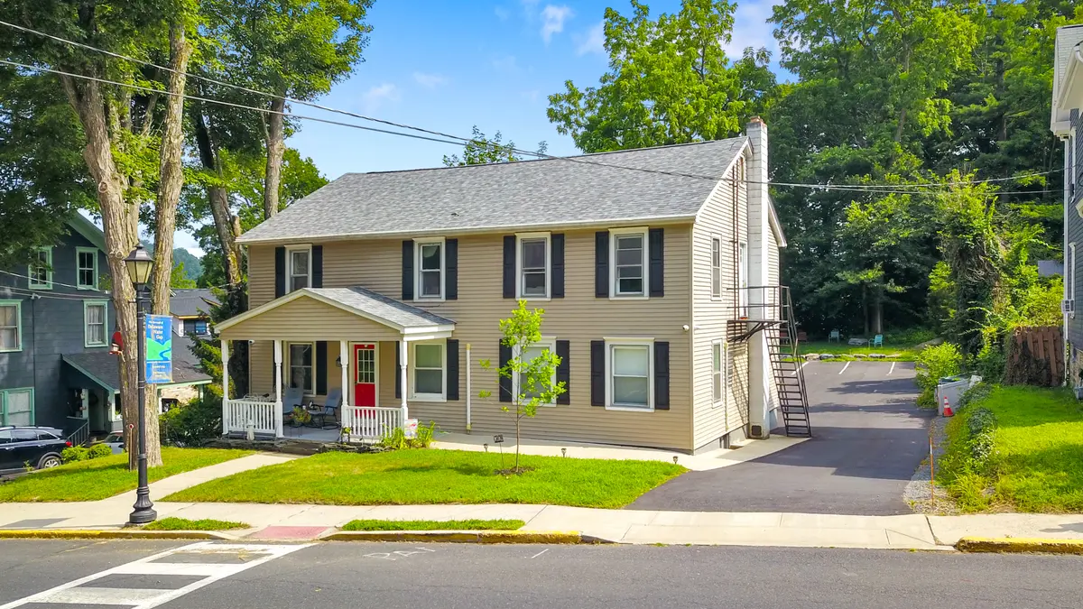 36 Main St, Delaware Water Gap, PA 18327-7700