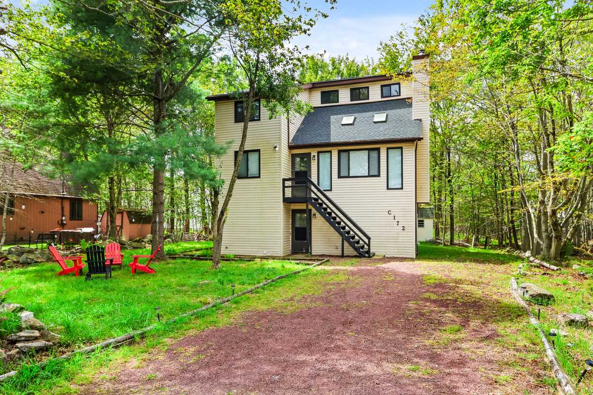 3450 Peak Dr, Tobyhanna, PA 18466